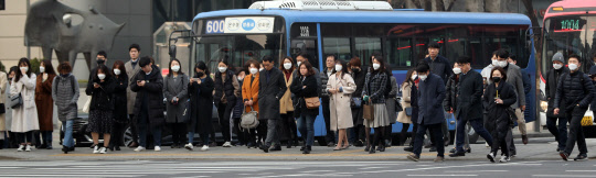 마스크 부대 서울을 비롯한 수도권과 전국 곳곳에 고농도 미세먼지 비상저감조치가 엿새째 발령된 6일 아침 마스크를 착용한 시민들이 광화문역 근처에서 신호등을 기다리고 있다.  연합뉴스